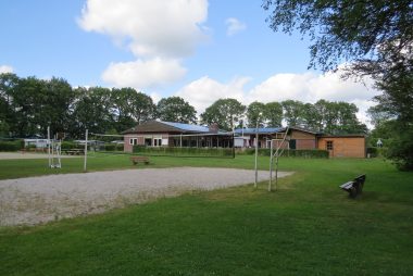De Mierenhoop (vereniging Lichtbond Noord) - Volleybalveld met het verenigingsgebouw op de achtergrond