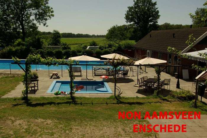 NON Aamsveen (Naturistenvereniging Oost Nederland ) - Ons mooie zwembad - Zwembad bij ondergaande zon - Niet te vergeten, het pierenbadje - De Italiaanse pizzaoven - Het centrum van de camping, de boerderij - Een van de vele gastenplaatsen - Eveneens gas