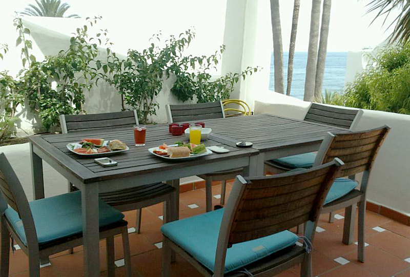 Costa Natura 114 - Het mooie boventerras met spectaculair uitzicht over de zee. Heerlijk om hier te ontbijten, ook in de winter! Er staat een tafeltje met stoeltjes uit de wind. Ook heerlijk om vanuit je slaapkamer dit terras op te lopen. Het ligt er nam