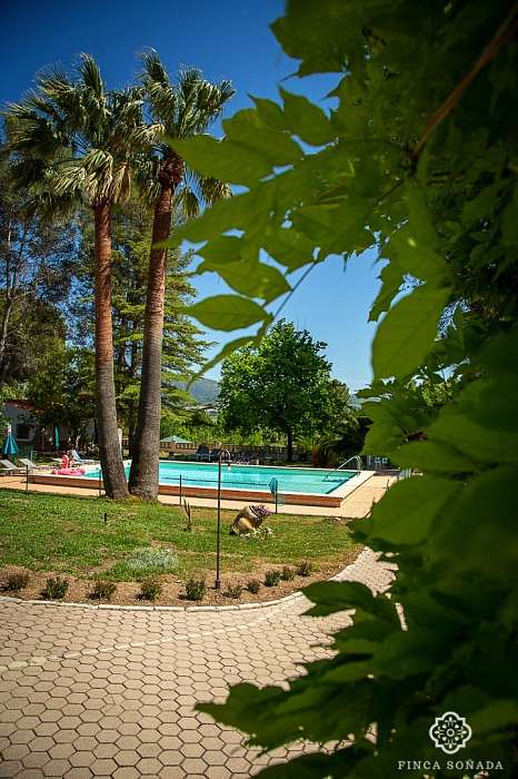 Finca Soñada - Het hoofdhuis met op de voorgrond het grote zwembad. Hou jij ook van skinny dipping bij zonsondergang? - Een paradijsje in de natuur en onder de zon!