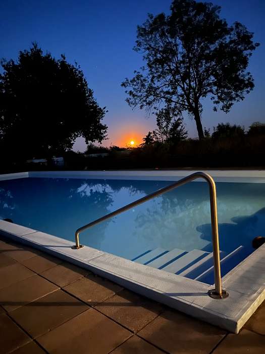 NON Aamsveen (Naturistenvereniging Oost Nederland ) - Ons mooie zwembad - Zwembad bij ondergaande zon