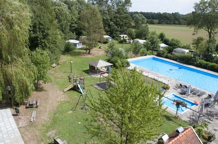 NON Aamsveen (Naturistenvereniging Oost Nederland ) - Ons mooie zwembad - Zwembad bij ondergaande zon - Niet te vergeten, het pierenbadje - De Italiaanse pizzaoven - Het centrum van de camping, de boerderij - Een van de vele gastenplaatsen - Eveneens gas